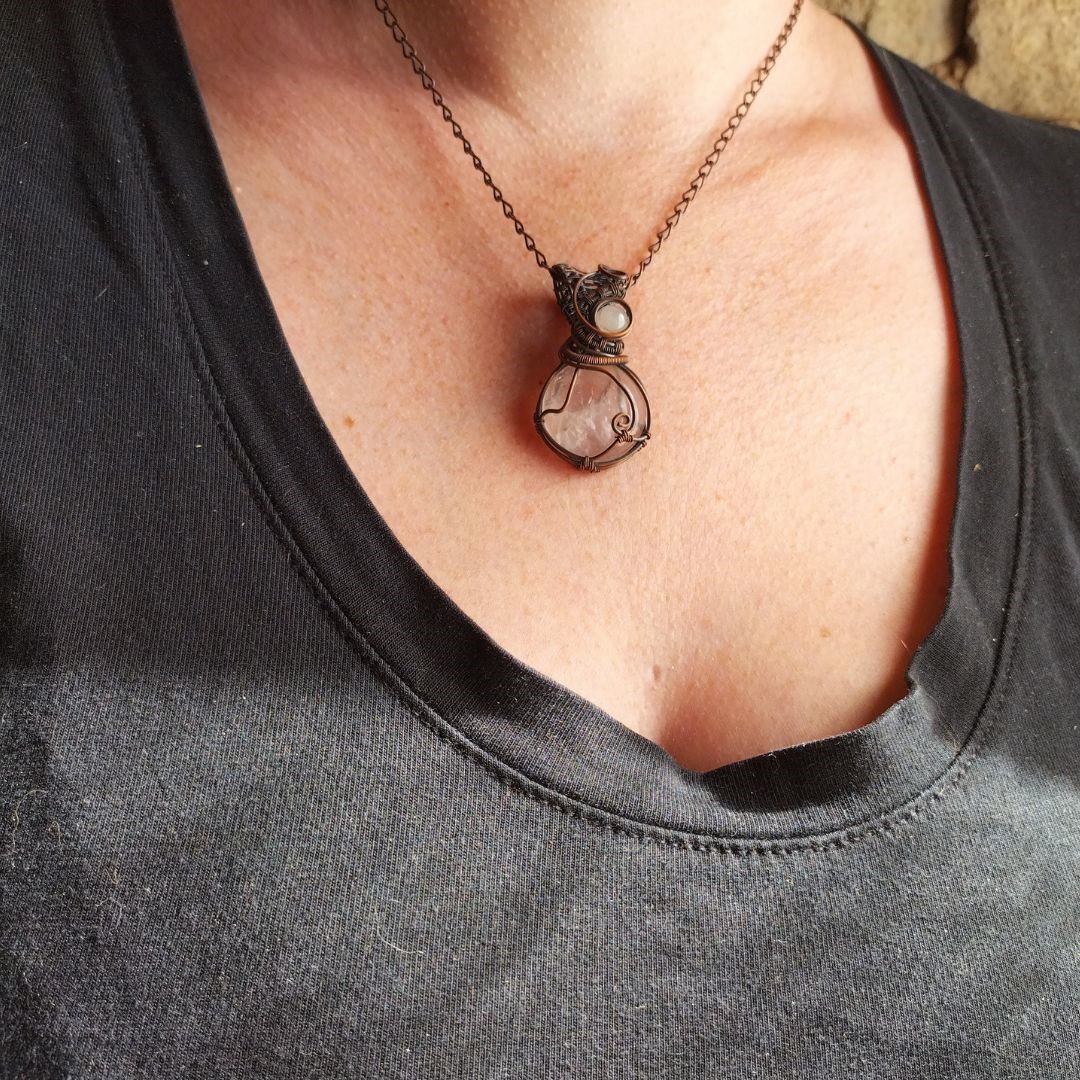 Pendentif "Potion des Secrets" en Quartz rose et cuivre vieilli – Image 2