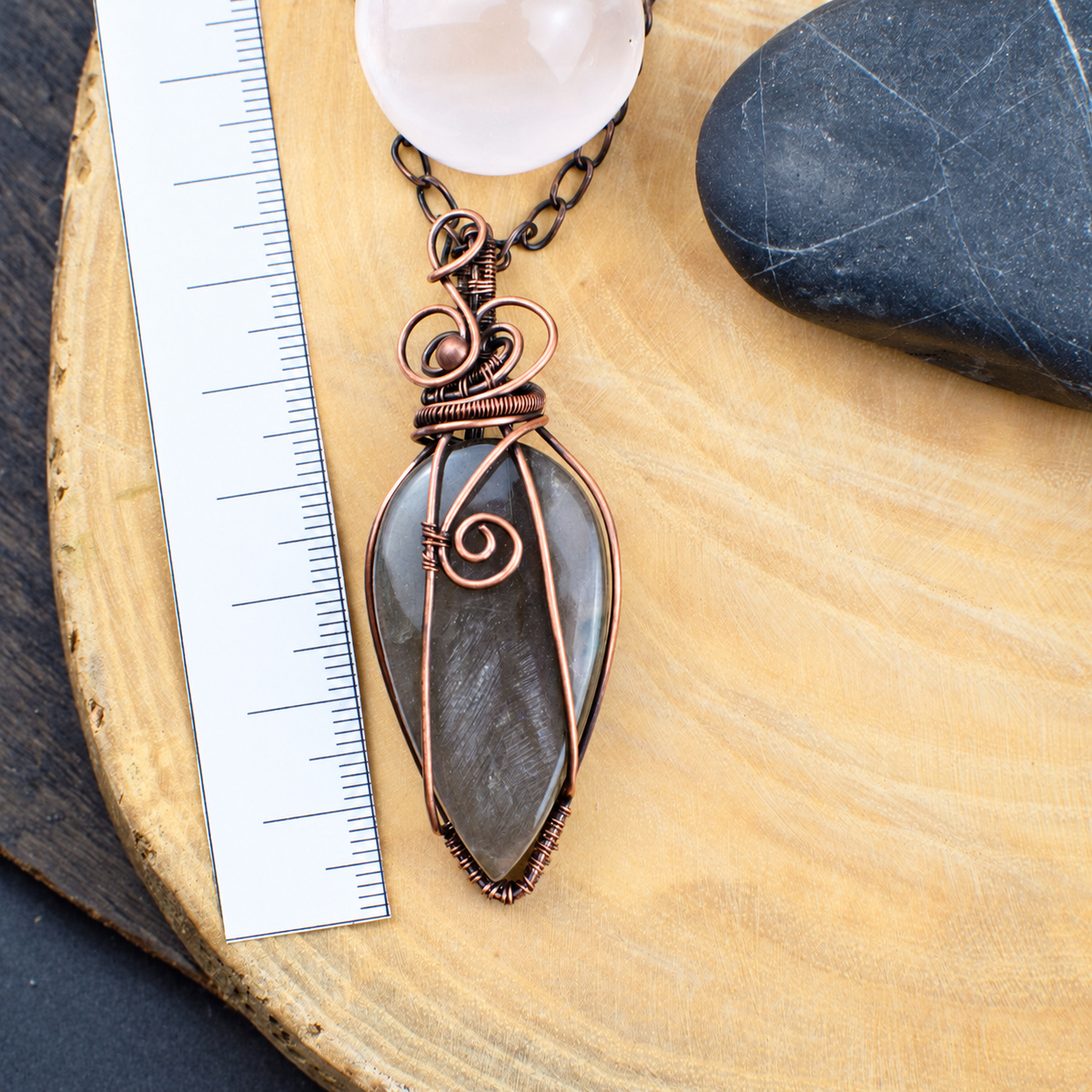 Pendentif "Nyméa" en Labradorite rose et Cuivre vieilli – Image 3