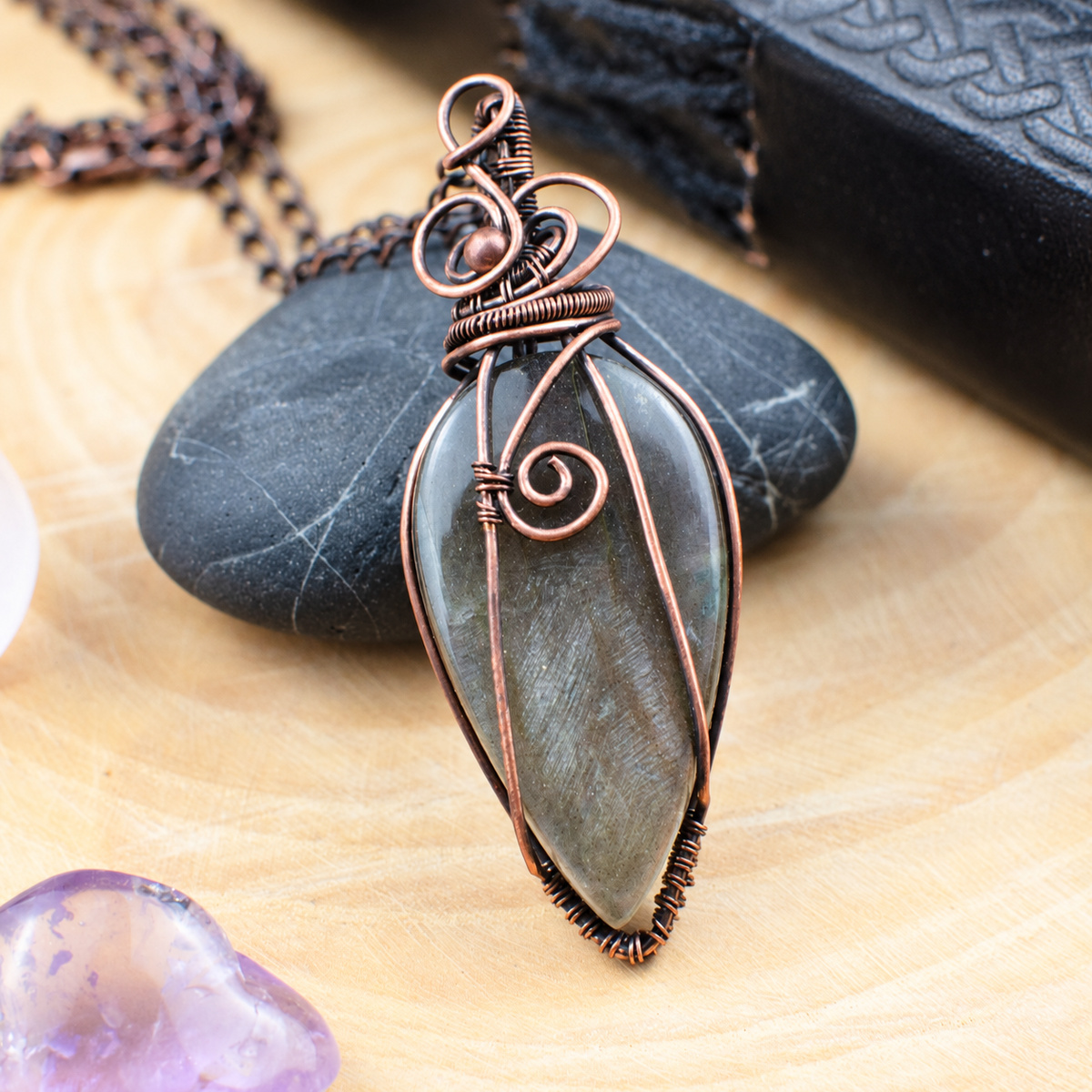 Pendentif "Nyméa" en Labradorite rose et Cuivre vieilli