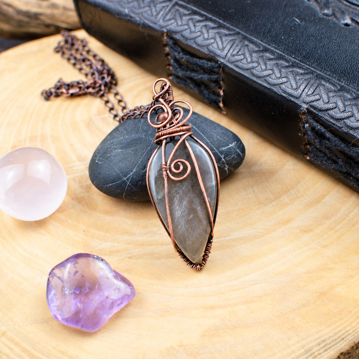 Pendentif "Nyméa" en Labradorite rose et Cuivre vieilli – Image 2