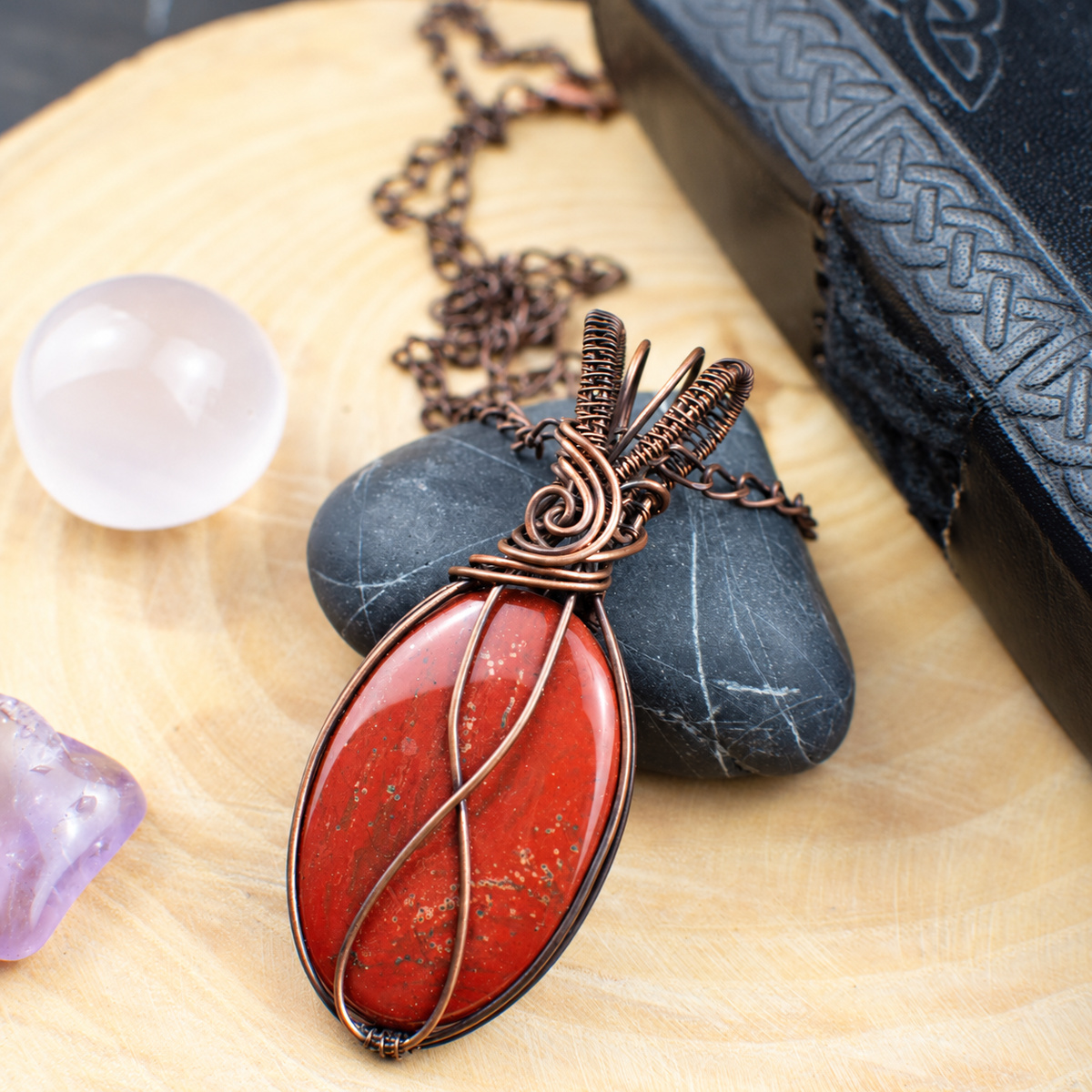 Pendentif "Or des Fées " en Jaspe rouge et Cuivre vieilli – Image 4