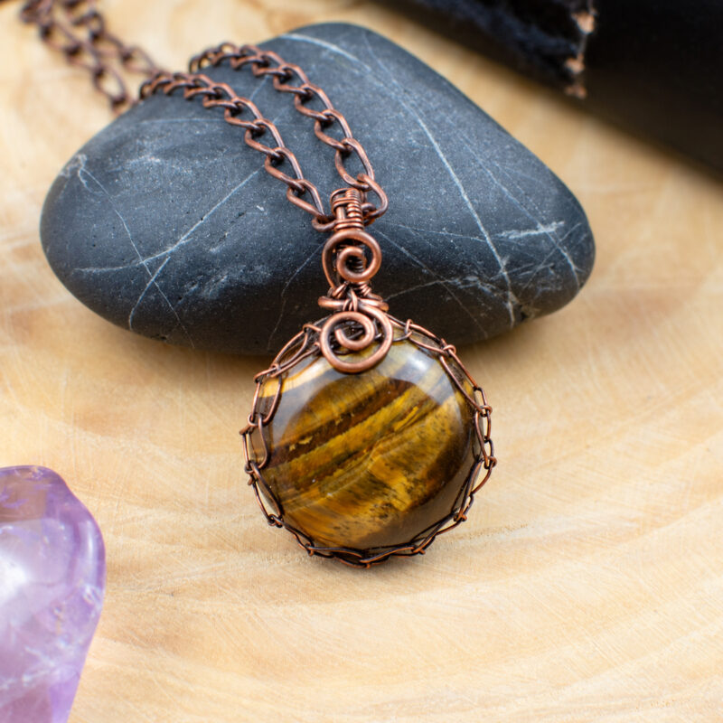 Pendentif "Le Fil d'Or" en Œil de tigre et Cuivre vieilli