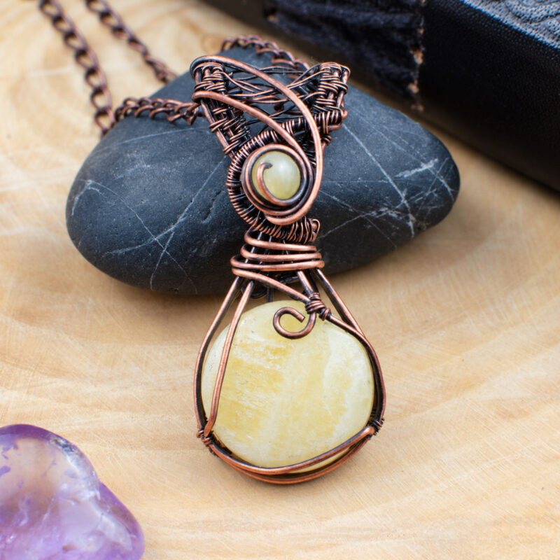 Pendentif "Elixir d'Ambre" en Calcite jaune naturelle et Cuivre vieilli