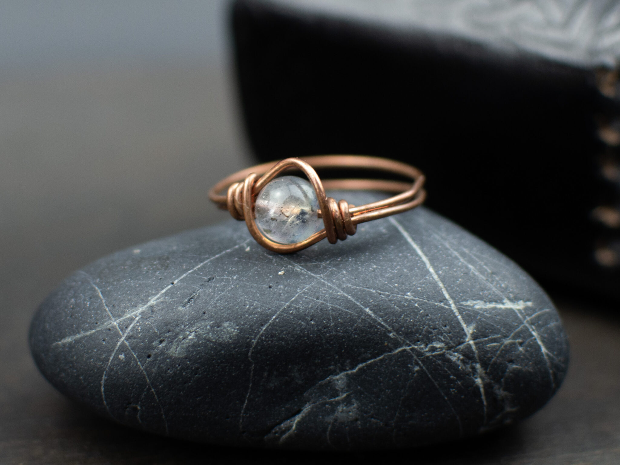 Bague " La Gardienne" en Cuivre vieilli et Pierres naturelles – Image 5