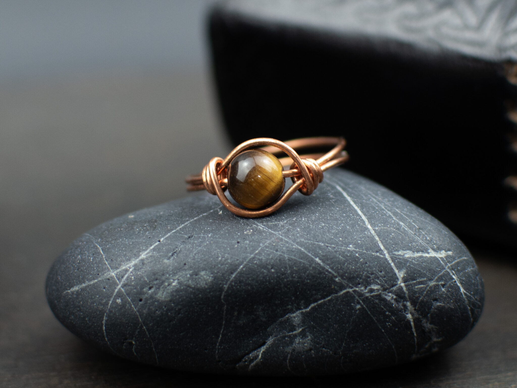 Bague " La Gardienne" en Cuivre vieilli et Pierres naturelles – Image 2