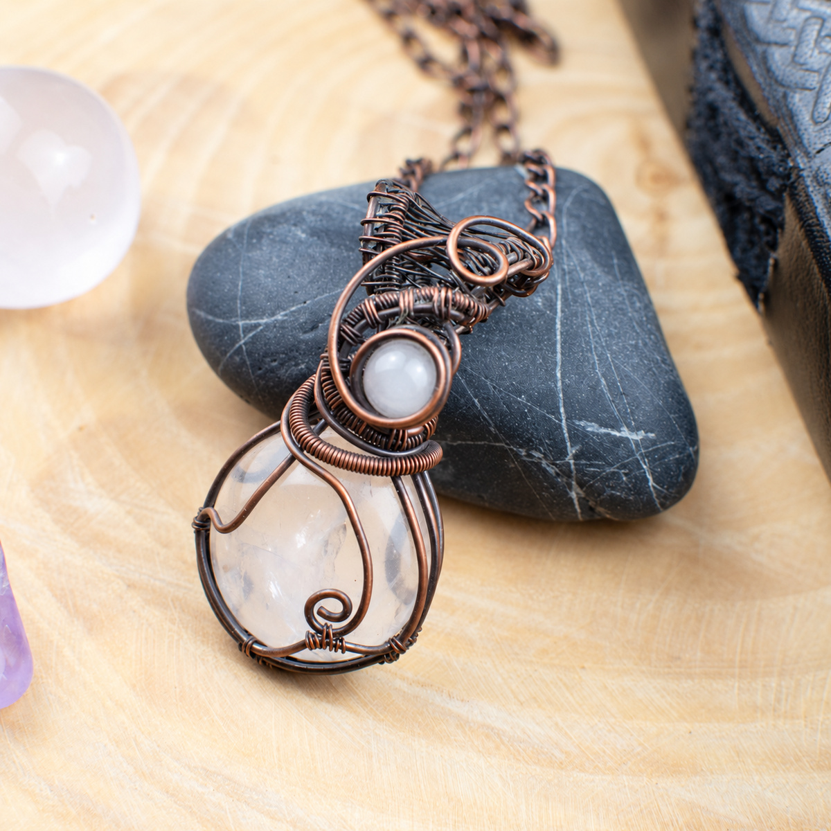 Pendentif "Potion des Secrets" en Quartz rose et cuivre vieilli – Image 3