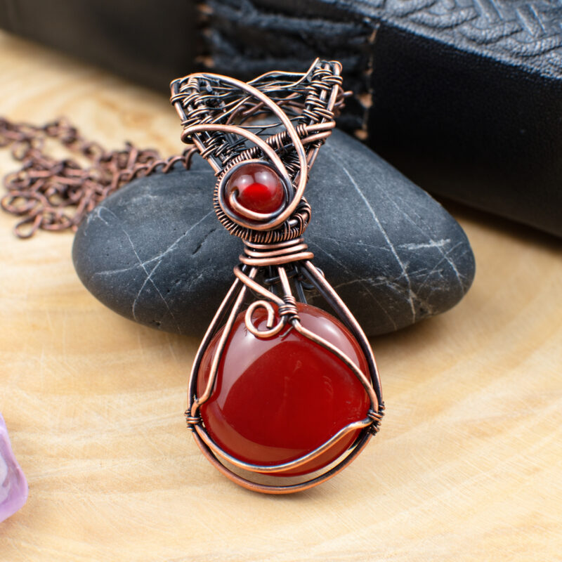 Pendentif “Potion d’Envoûtement” en Agate Rouge et Cuivre vieilli