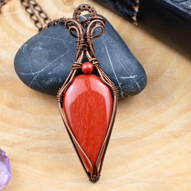 Pendentif "Feu d’Ambre" en Jaspe rouge et Cuivre vieilli